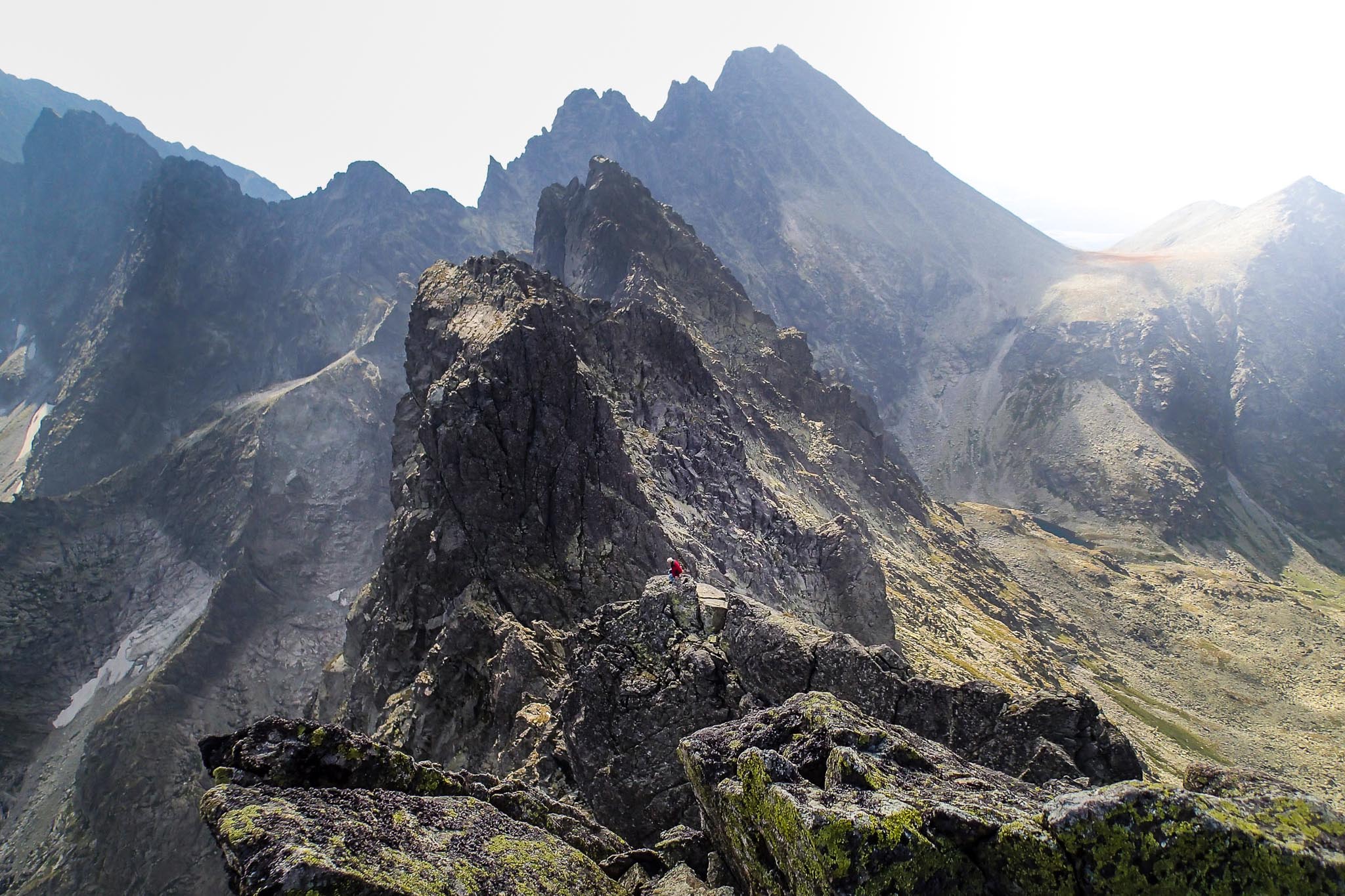 Mglisty poranek w drodze na Ganek (2465 m) w słowackich Tatrach.