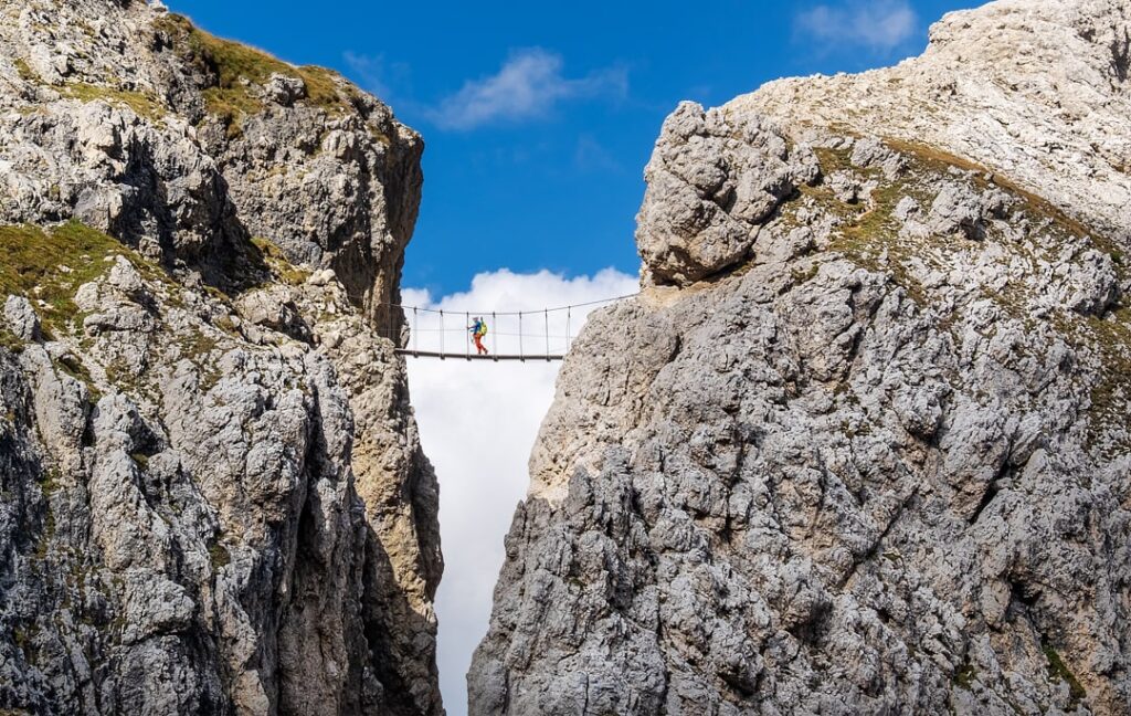 "VIA Ferrata Tridentina na Pisciadu w grupie Sella, mostek nad przepaścią - DOLOMITY NA FERRATACH - PRZEWODNIK