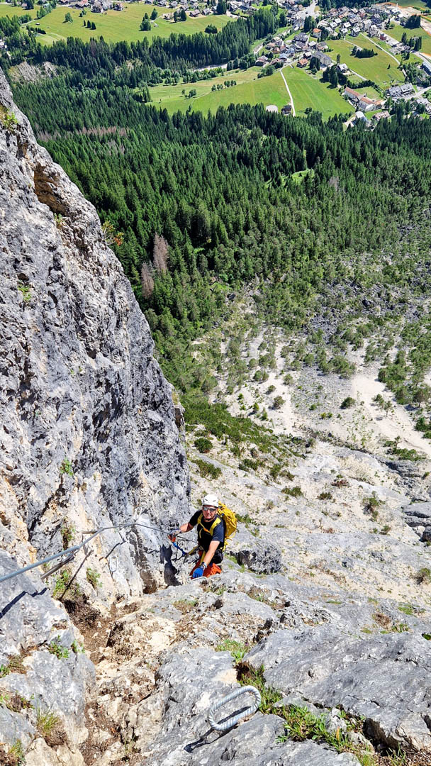 Ferrata Caprioli, na zboczu Sorapiss, prowadzi z San Vito di Cadore w kierunku Rifugio San Marco.
