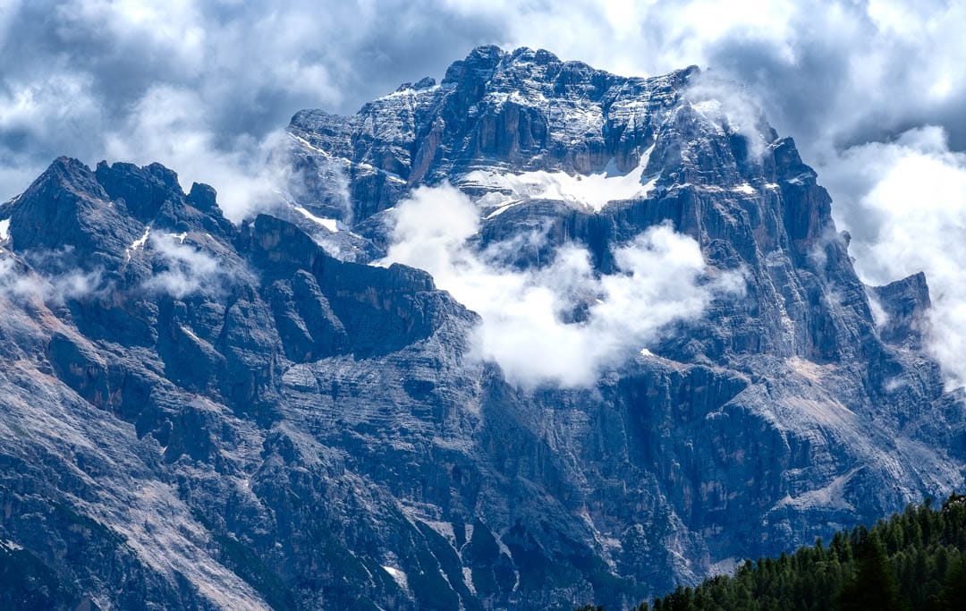 Przepiękna Sorapiss to wokół niej jest wyjątkowa, długa wycieczka Giro di Sorapiss, a nowa Ferrata caprioli prowadzi z San Vito di Cadore w kierunku Rifugio San Marco.