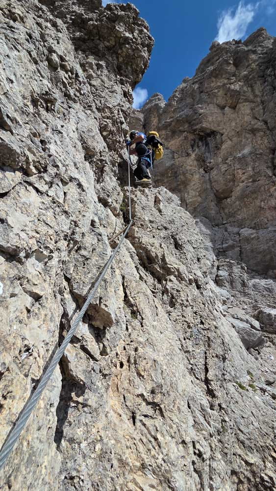 Na ścianie via ferraty w masywie Marmolada