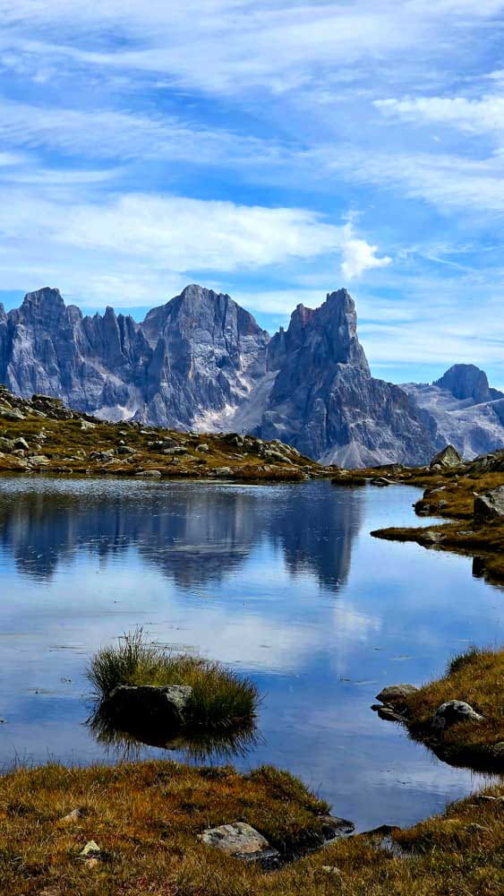 Widok na Pale di San Martino znad Lago di Lusia